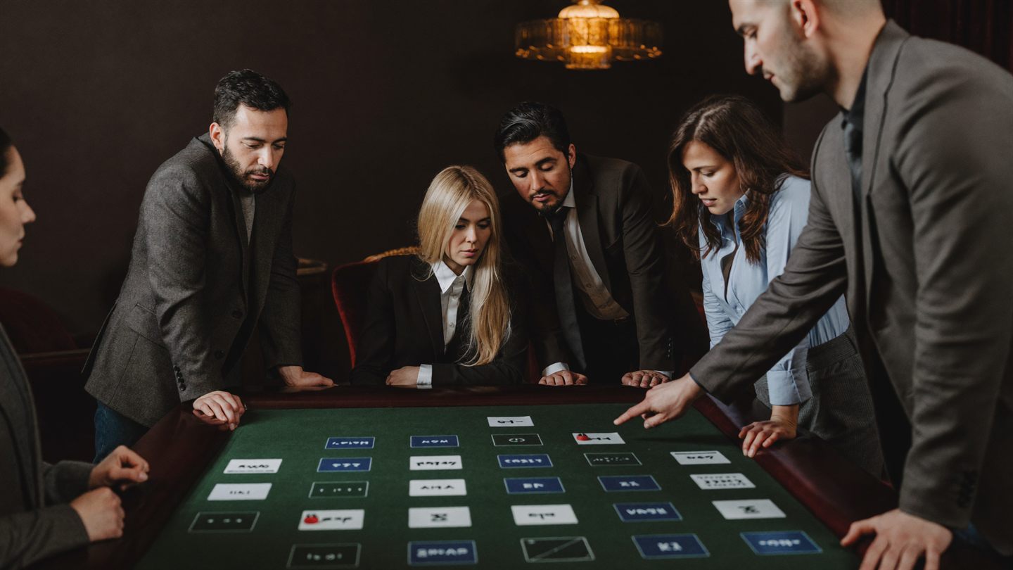 Предприниматели Алматы играют в финансовую игру обучение